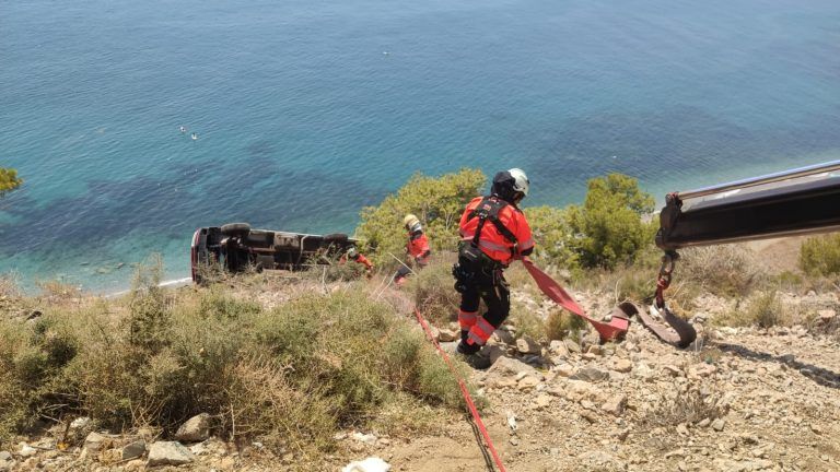 Dos mujeres salen ilesas de un vehículo  justo antes de que cayera por una inclinada pendiente en Nerja