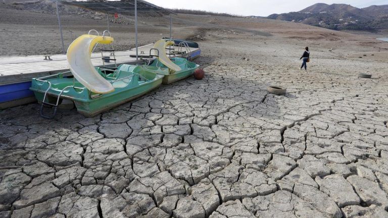 Hasta 14 municipios malagueños se suman a los cortes de agua