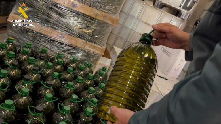 Roban hasta 6.000 litros de aceite de una una almazara de Teba