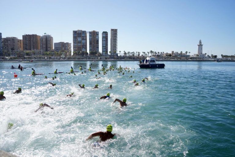 La tradicional Travesía a Nado del Puerto de Málaga reúne a 500 participantes