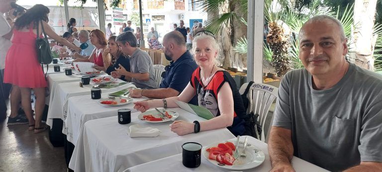 El lote del ‘Mejor Tomate Huevo Toro’ alcanza los 1.900 euros en subasta