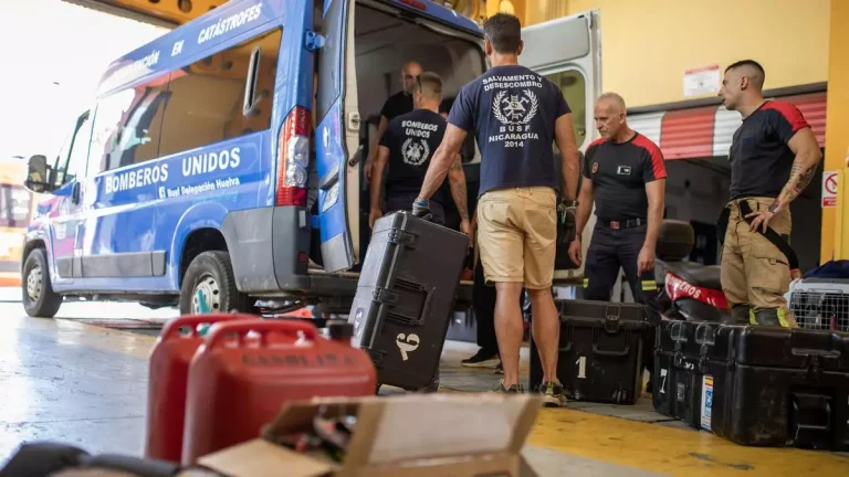 Una treintena de bomberos andaluces se desplaza a Marruecos para ayudar en las labores de rescate tras el terremoto