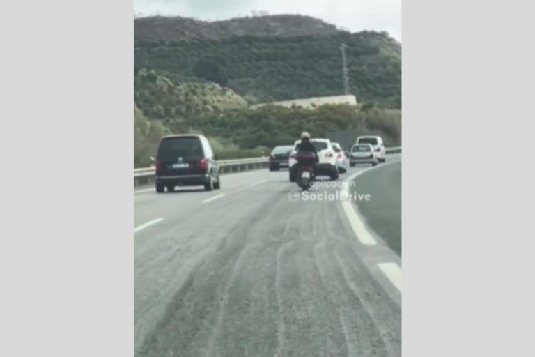 Vídeo viral del motorista que choca con los quitamiedos y acaba en un terrorífico accidente en la A-7 altura de Vélez málaga