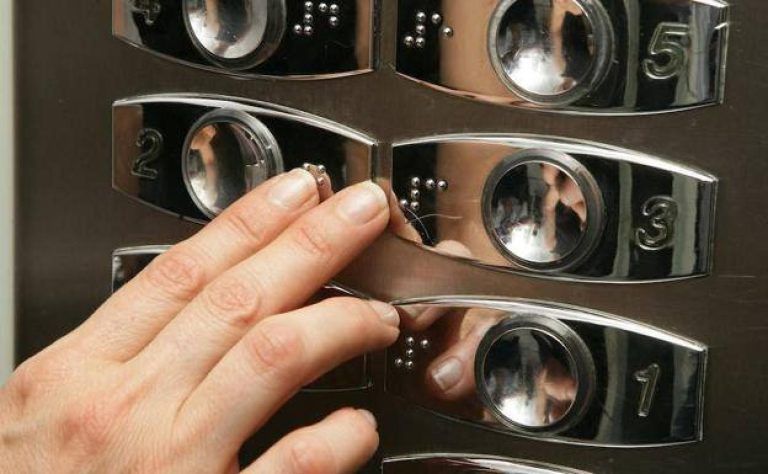 Málaga invierte más de 2,4 millones para instalar ascensores en 21 edificios