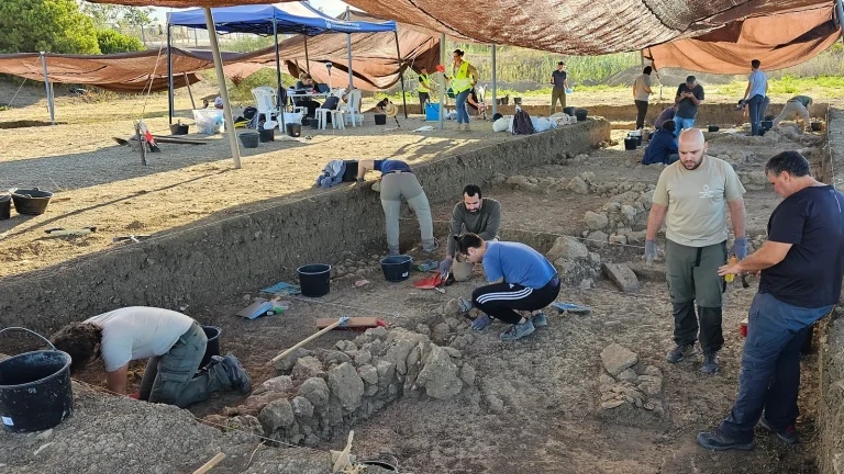 Descubren en Málaga una fábrica romana de salazones durante la investigación del yacimiento fenicio Cerro del Villar