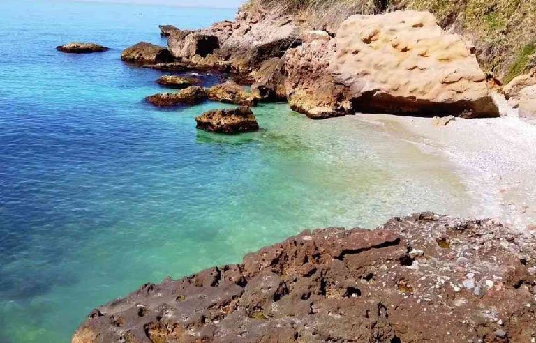 Un detenido por la muerte violenta de un hombre en las cuevas del Barranco de Maro, en Nerja