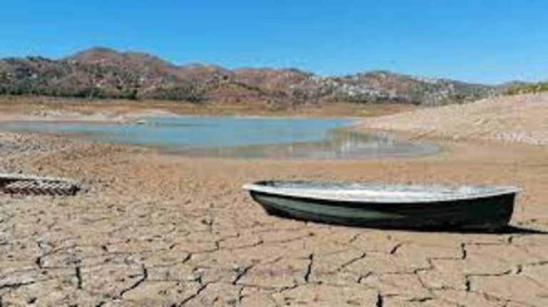 La Viñuela mantiene su bajo nivel de agua, pese a las lluvias de este fin de semana