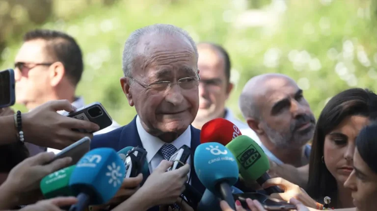 El alcalde de Málaga reprende a Piqué tras retar a unos jóvenes a bañarse en una fuente: «Esto no es una escuela de gamberradas»