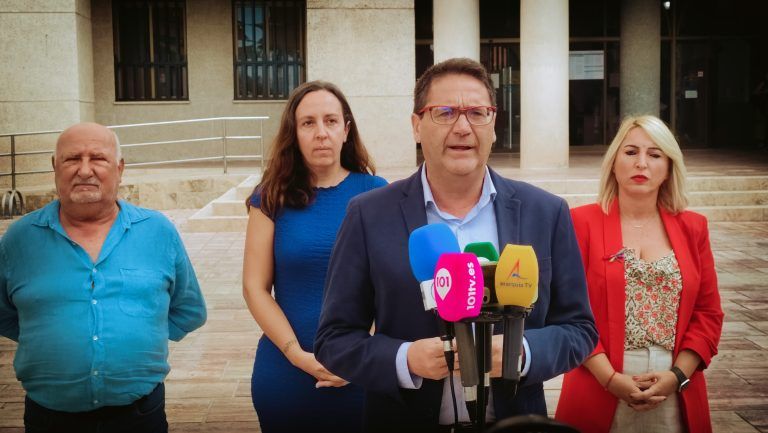 El PSOE, Con Rincón de la Victoria y PMP denuncian la falta de transparencia del Alcalde Francisco Salado tras su negativa a emitir informes de legalidad.
