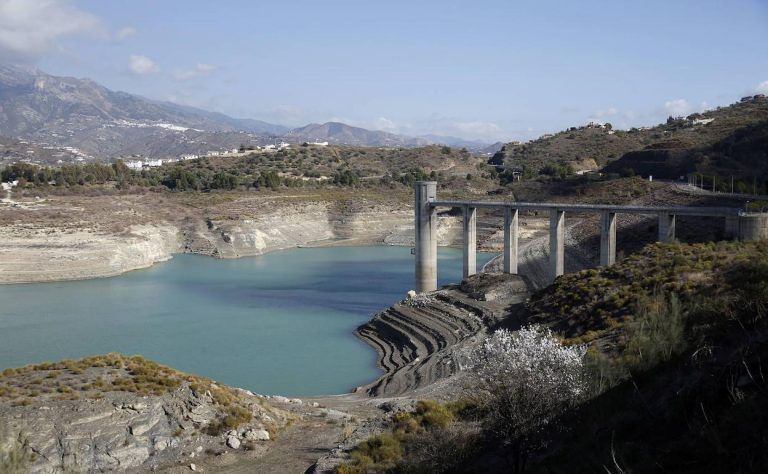 La consejera destaca que los 55M€ invertidos en La Axarquía sumarán 32 hm³ de agua en octubre