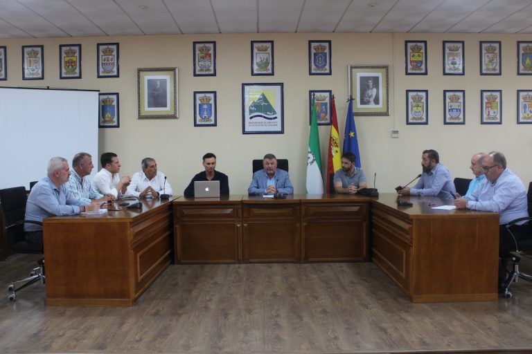 Ayuntamientos de la Axarquía se reúnen en la Mancomunidad para analizar diferentes propuestas ante la falta de recursos hídricos de la comarca