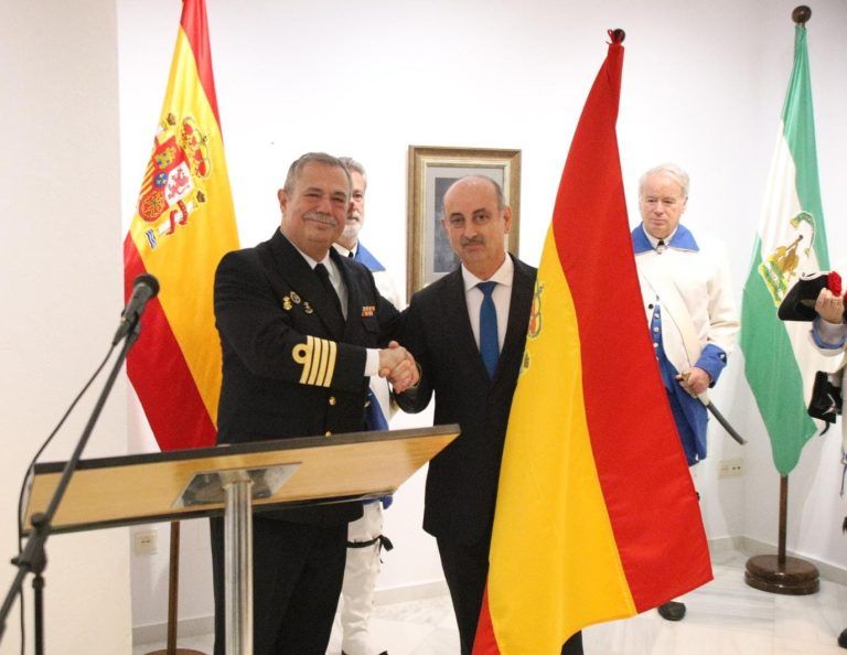Macharaviaya celebra el acto de entrega de la bandera de España por el Instituto de Historia y Cultura Naval