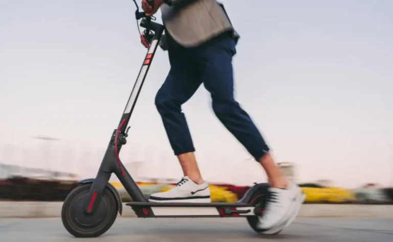 Málaga limita la entrada de los patinetes eléctricos en autobuses municipales