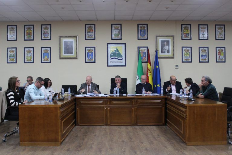 La Mancomunidad insta a la Junta de Andalucía y al Gobierno Central a acelerar los trámites para resolver la concesión para construir la desaladora en la Axarquía