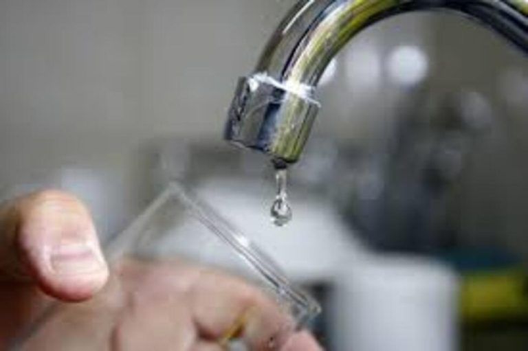 Los vecinos de Vélez-Málaga claman contra los perjuicios que les causan los cortes de agua