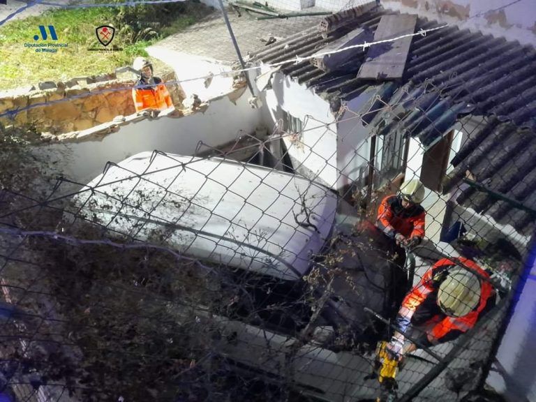 Un coche se empotra en un salón de una casa en Casarabonela