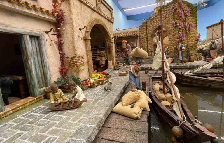 Un belén marinero inspirado en un puerto pesquero preside la campaña de Navidad del Hospital Clínico de Málaga