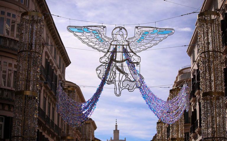 Prohibido cantar en la calle y tirar petardos: el bando de Málaga para esta Navidad