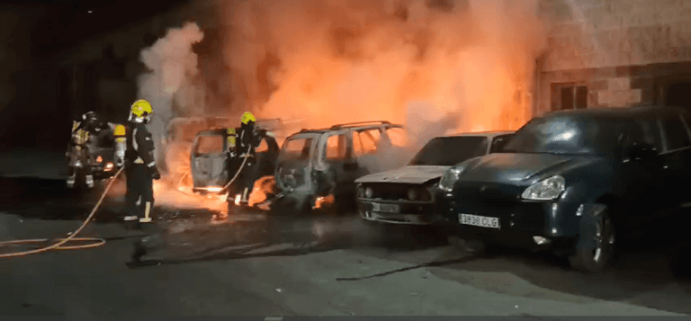 Siete vehículos arden en un incendio en el exterior de una nave del Polígono Guadalhorce de Málaga