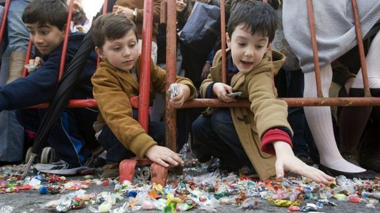 Salvan la vida de una niña que se atragantó con caramelos en una cabalgata de Reyes en Málaga