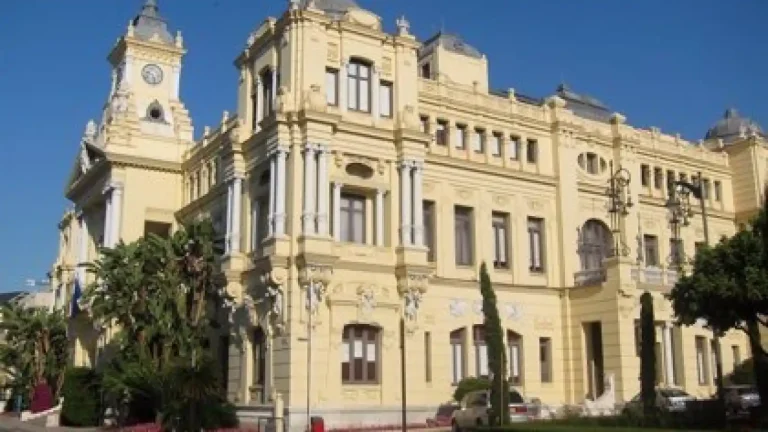 Este martes el Ayuntamiento de Málaga se iluminará por el cumpleaños del Rey Felipe VI