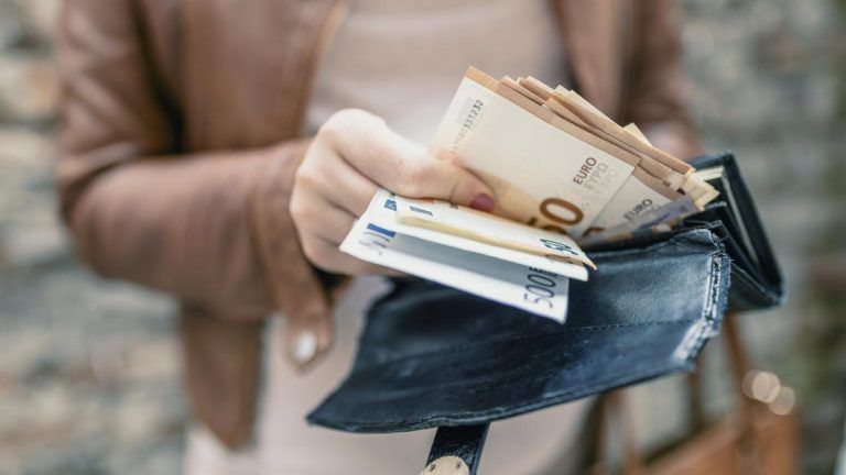 Una anciana de Estepona recibe por parte de la Policía Nacional los 13.325 euros que había extraviado en un supermercado