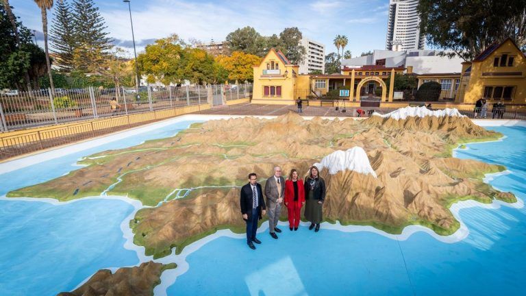 Rehabilitación del mapa en relieve de la escuela infantil de Martiricos: forma parte de la historia de la ciudad desde hace 103 años.