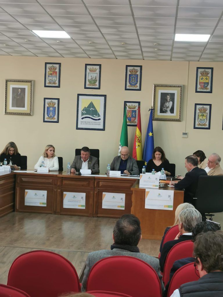 La I Mesa Comarcal del Turismo de la Axarquía Costa del Sol congrega a más de 70 representantes de administraciones, asociaciones y del sector privado