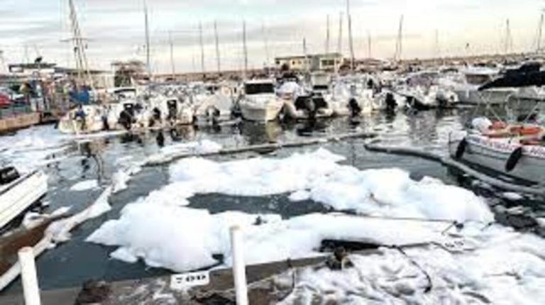 Dos heridos tras una explosión en un barco en el puerto de Benalmádena