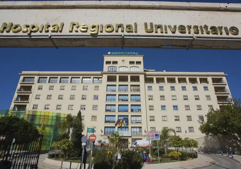 Intoxicados 17 médicos en el comedor del Hospital Regional de Málaga: «El pollo en salsa estaba en mal estado»