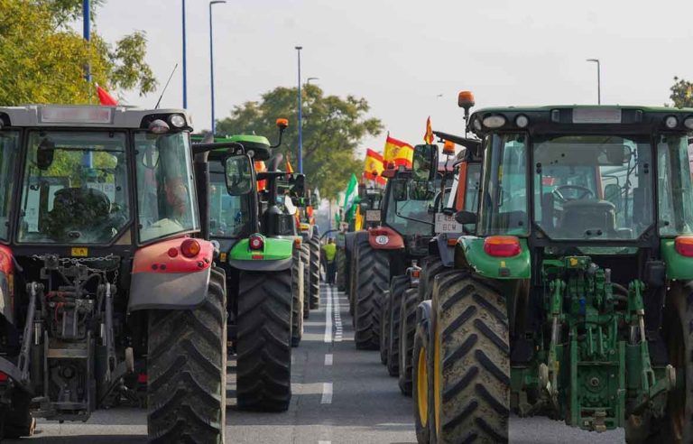 Agricultores inician una nueva semana de protestas con el corte de la A-374 en Ronda
