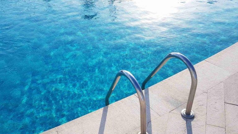 La Junta prohíbe el llenado de piscinas este verano