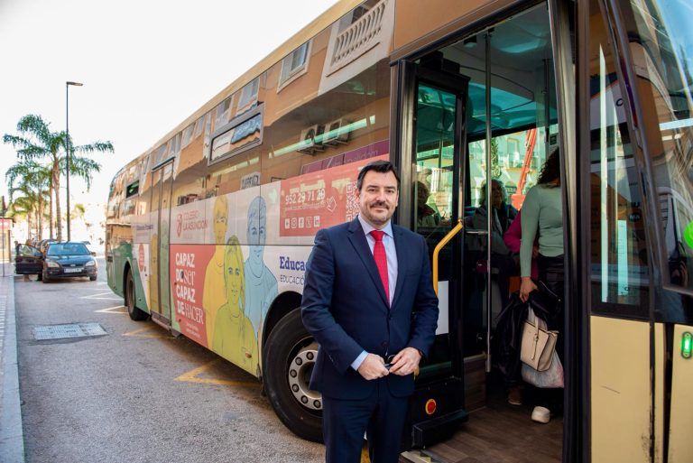 Rincón de la Victoria cuenta ya con una nueva línea de autobús que refuerza la conexión entre La Cala del Moral y Málaga capital