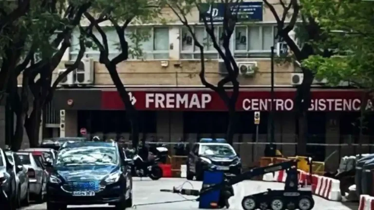 Un objeto sospechoso debajo de un coche activa a los tedax en Málaga