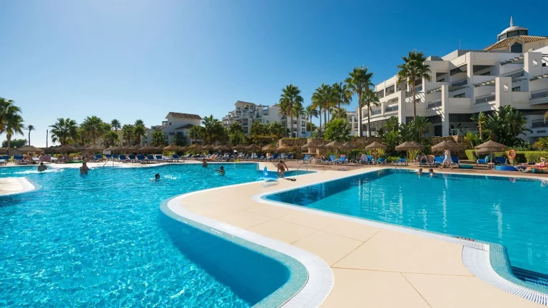 Estepona, primer municipio de la Costa que autoriza el llenado de piscinas durante el verano