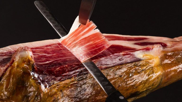 El Certamen Nacional de Cortadores de Jamón se celebra en Estepona este domingo 14 de abril