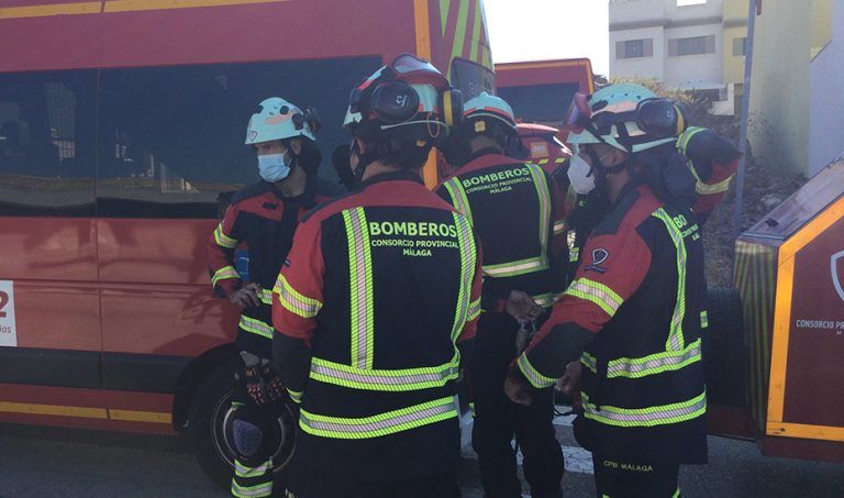 Un fallecido tras volcar su coche y caer por un desnivel en Málaga