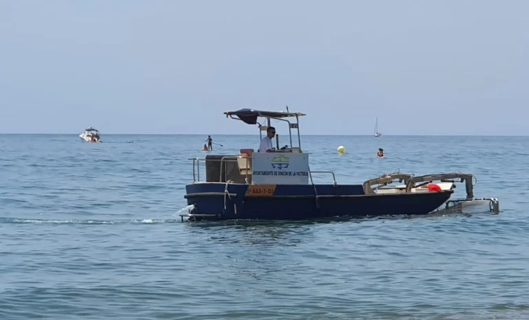 Rincón de la Victoria pone en marcha el servicio de limpieza de las aguas de las playas del litoral para la temporada estival