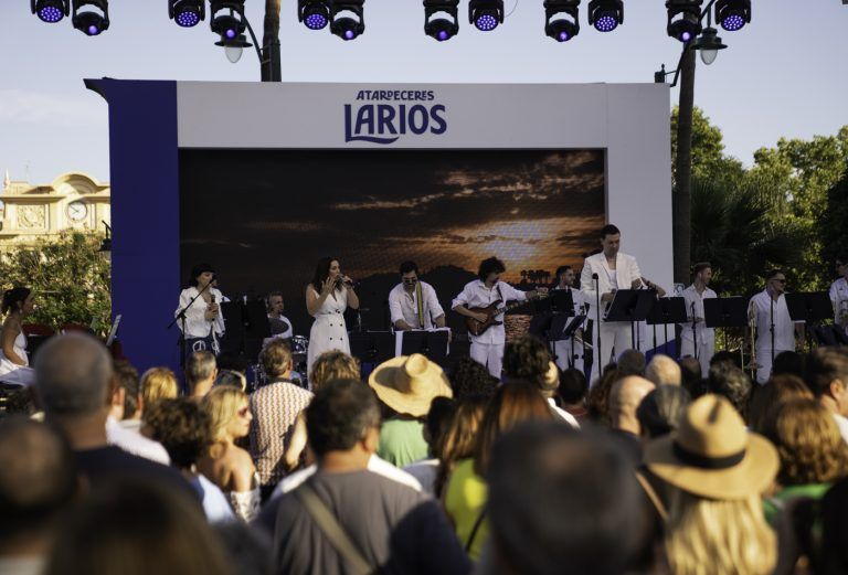 La orquesta Larios Pop del Soho acompañada de los actores Laia Prats, Raúl Ortiz y Noemí Gallego actuarán en La Noche en Blanco