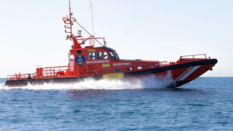 Continúa la búsqueda de una bañista desaparecida en la playa de Fuengirola