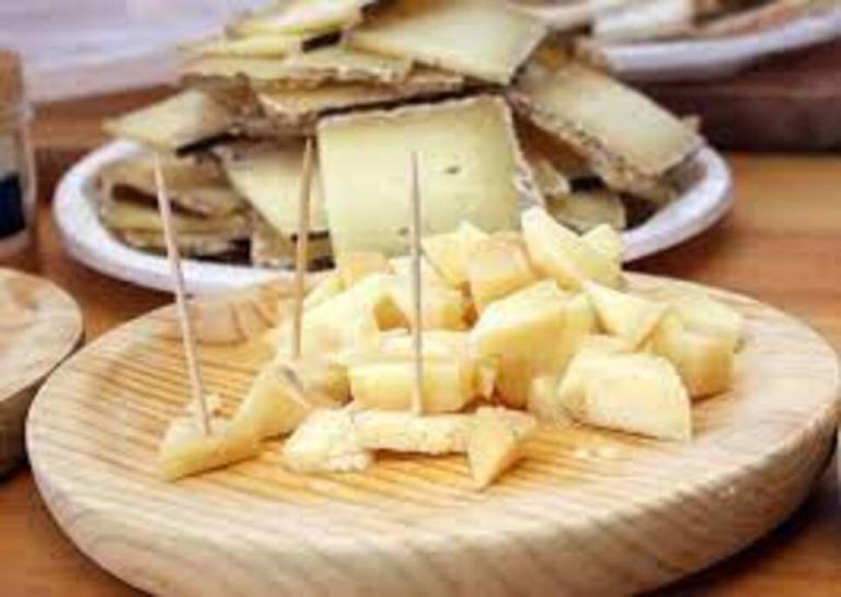 Torre del Mar celebra este domingo el Mercado de Queso Artesano de Cabra Malagueña y Vino de la Axarquía