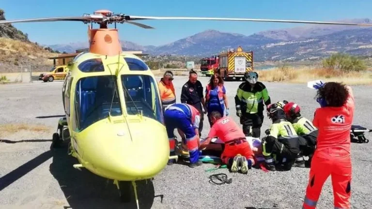 Un herido grave evacuado en helicóptero tras sufrir una caída en moto en La Viñuela