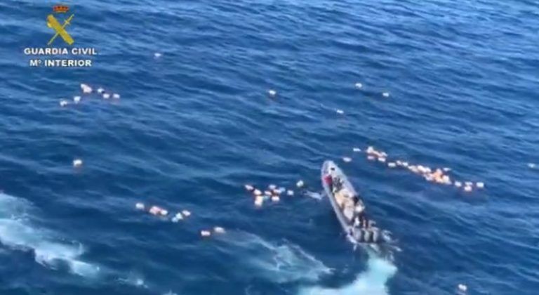 Muere un fugitivo tras una persecución entre una narcolancha y las fuerzas aduaneras en Barbate