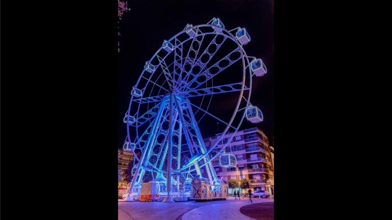 Estepona incorpora a su oferta de ocio una noria panorámica de 40 metros de altura