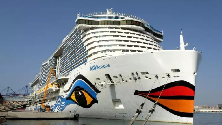 El ‘AIDAcosma’ un gigante crucero con casi 7.000 pasajeros en el Puerto de Málaga