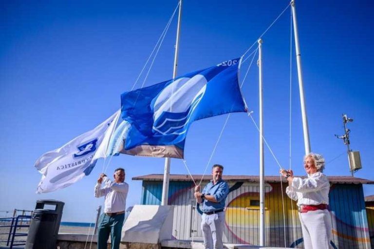 Las siete Banderas Azules de 2024 ondean en las playas de Málaga