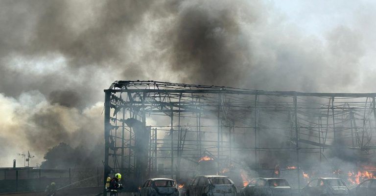 Arde en su totalidad una nave industrial en Vélez-Málaga (vídeo)