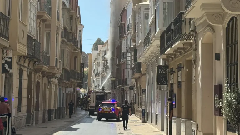 Ocho vecinos, trasladados al hospital por inhalación de humo por el incendio de una vivienda turística en calle Álamos