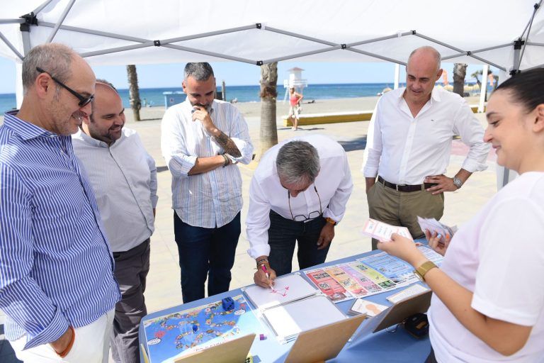 Rincón de la Victoria acoge una campaña de sensibilización ambiental para fomentar el reciclaje de envases y proteger el litoral