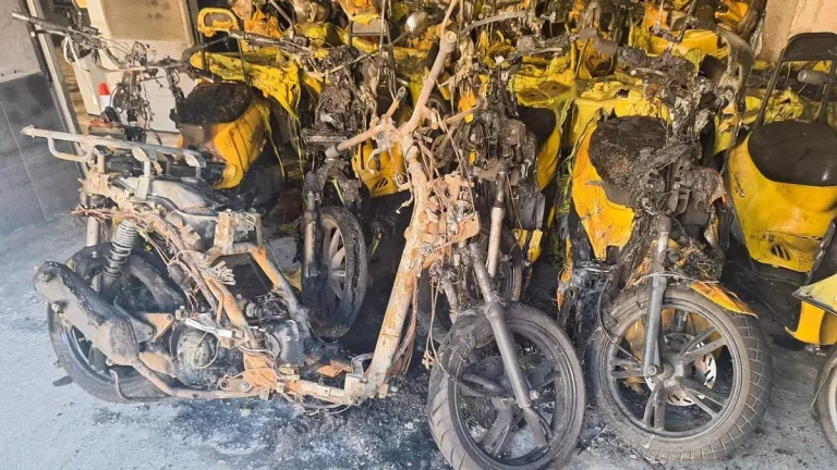 Un incendio calcina la flota de 15 motos de Correos en Alhaurín de la Torre
